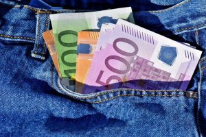 Deutsche bezahlen im Urlaub lieber cash