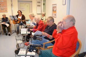 Musiktherapie - mit Gesang und Mundharmonika